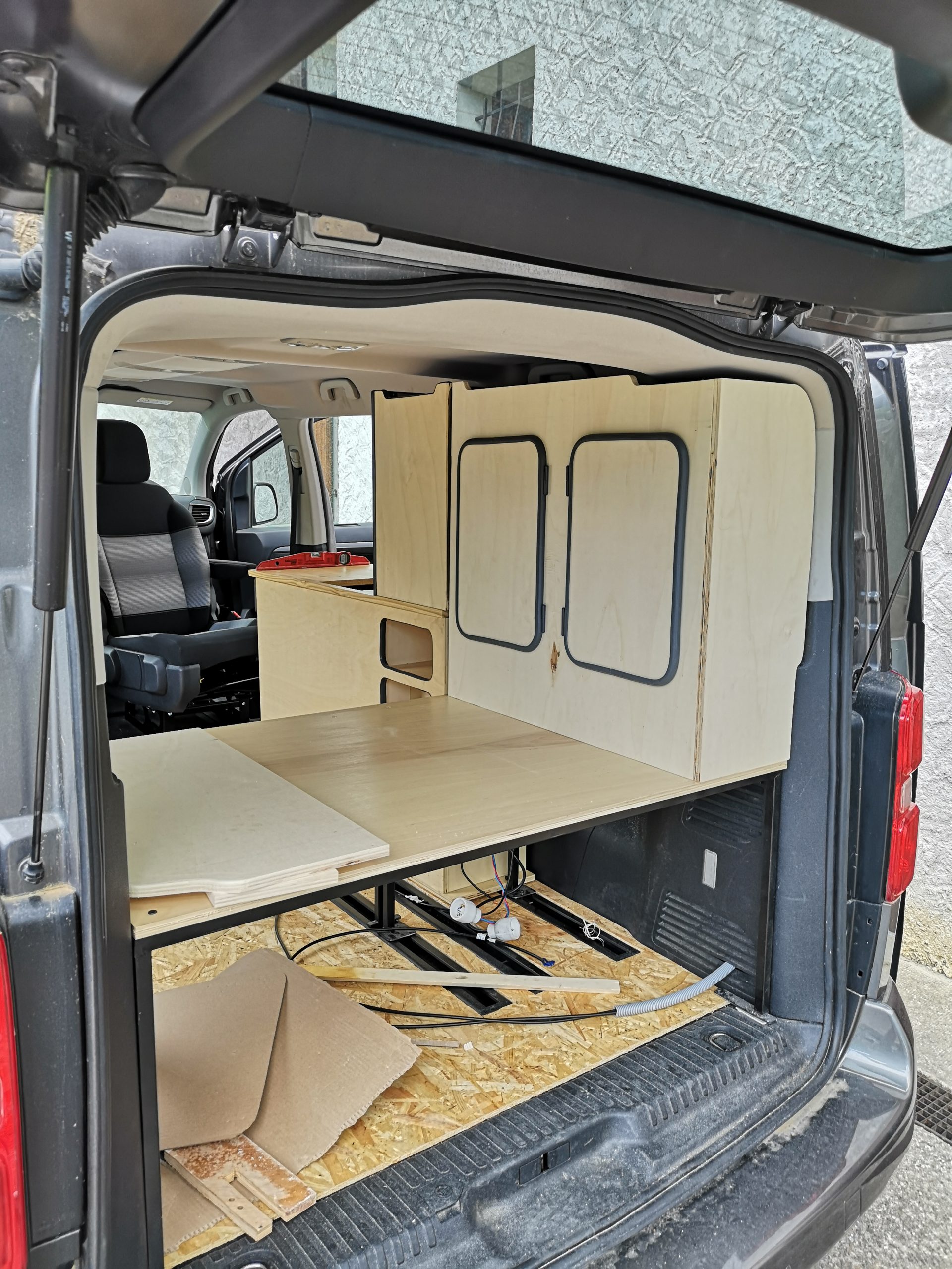 Support table amovible dans un van ou camping car - Équipement caravaning