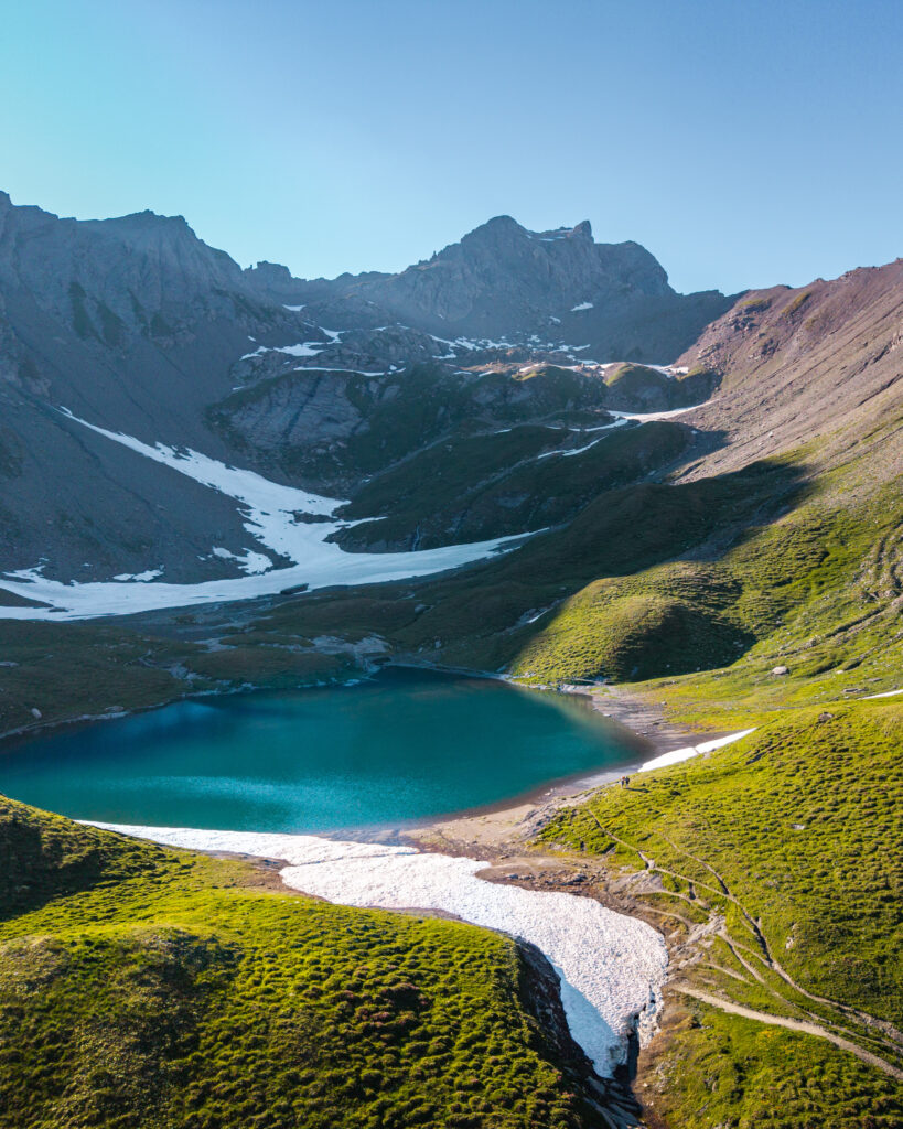 Un lac à la couleur émeraude