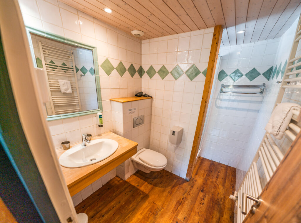 Une grande salle de bain