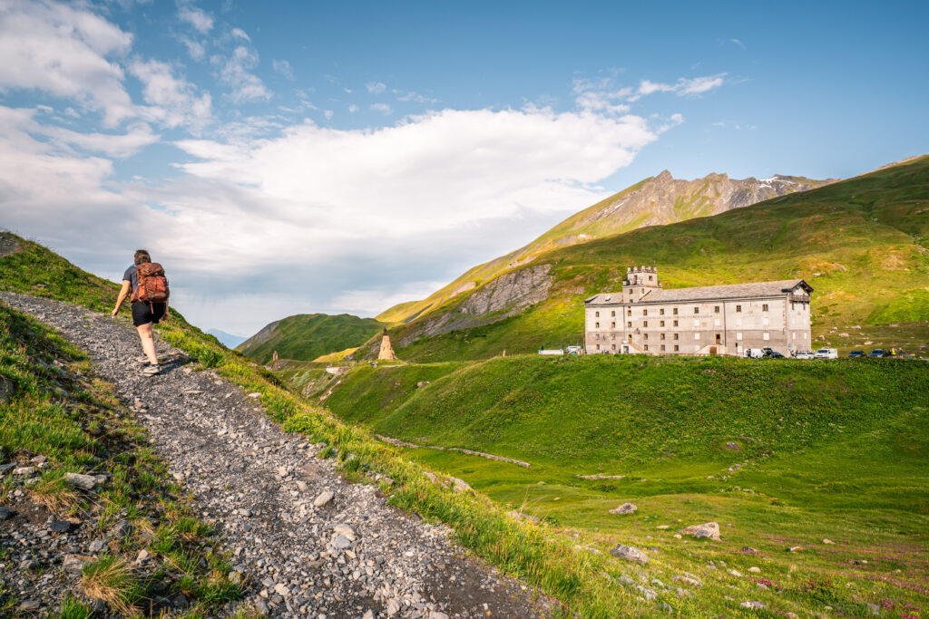 Le chemin monte en face de l'Hospice