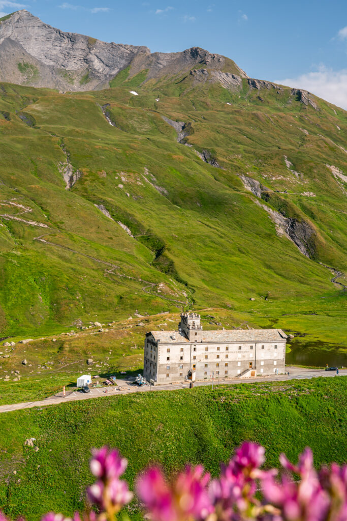 L'Hospice du Petit Saint Bernard au coeur des montagnes